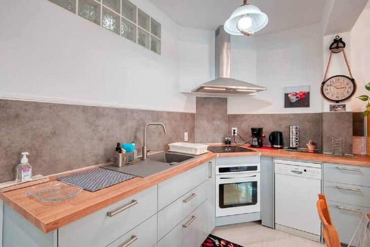 100m² Entire home for 3 people Marseille | Studapart