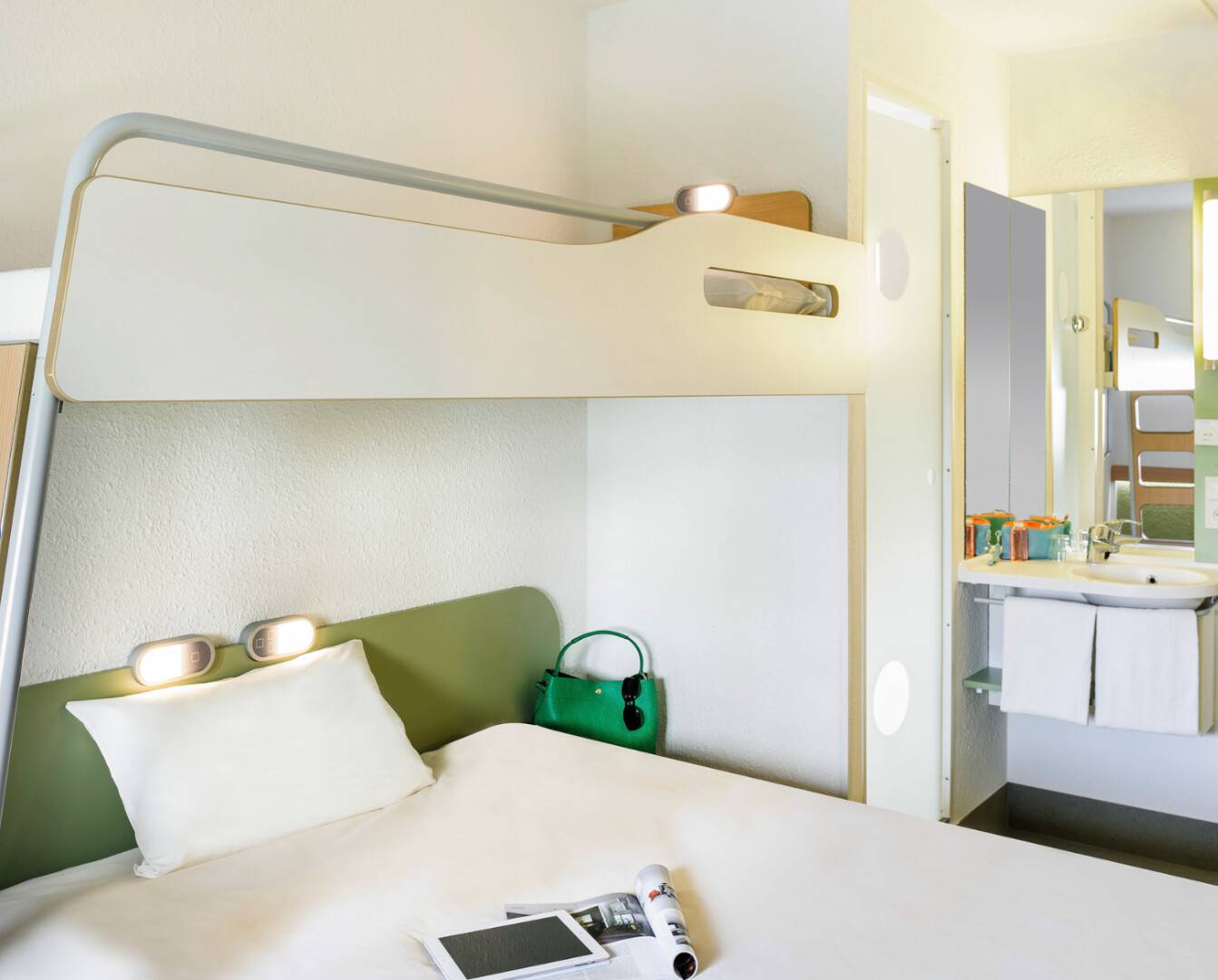 Chambre lit double et lit superposé