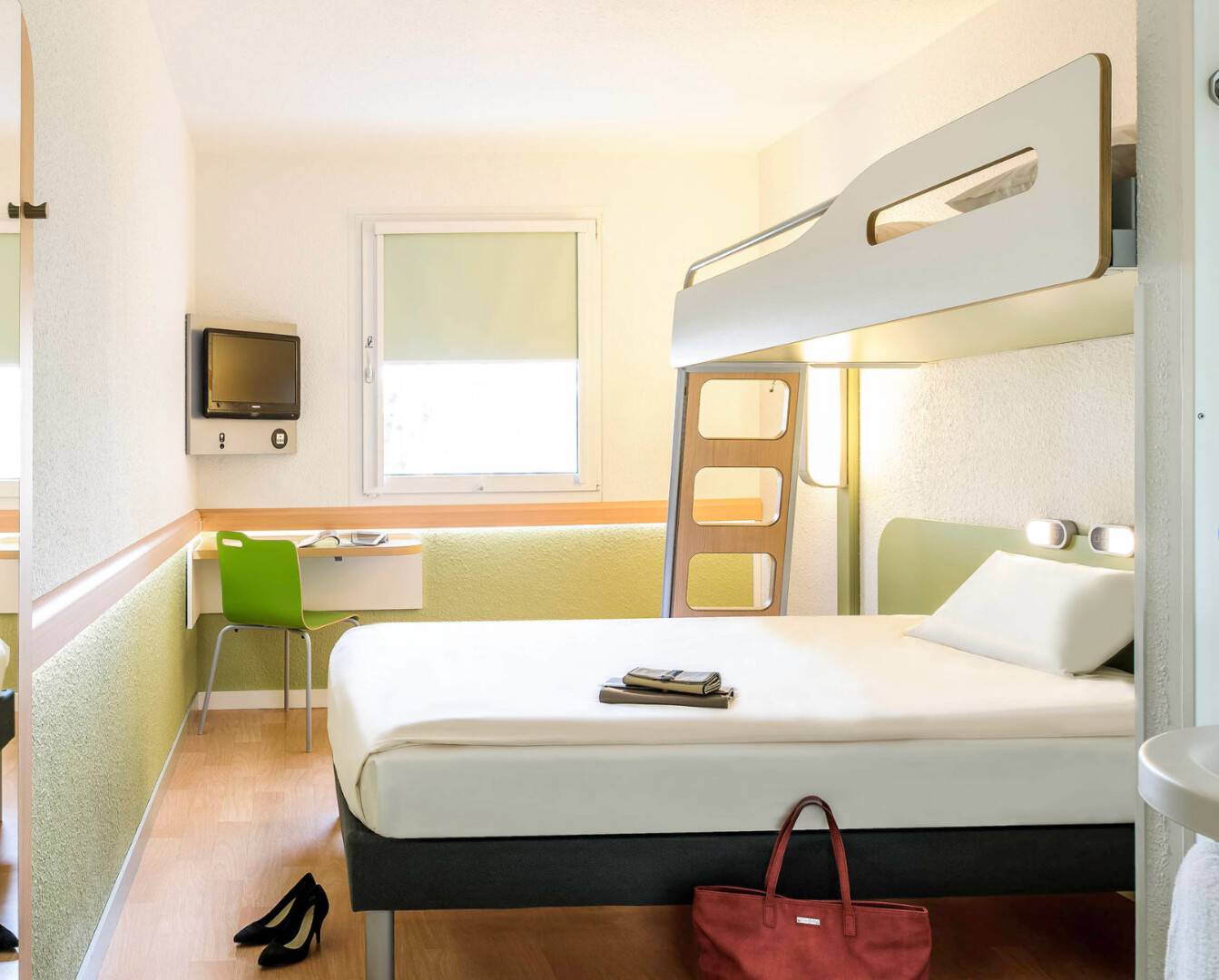 Chambre lit double et lit superposé